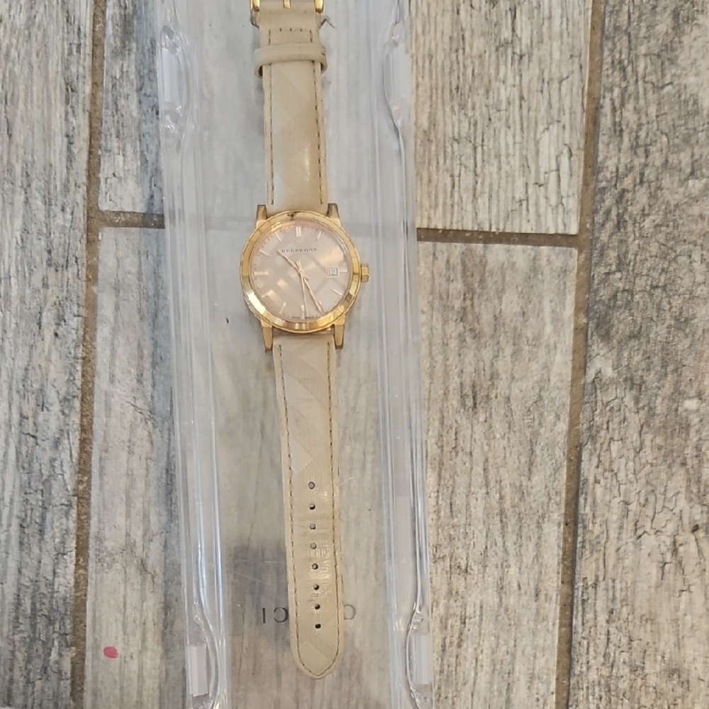 New Year Price Drop!💥💥urberry Gold and Cream Women's Watch